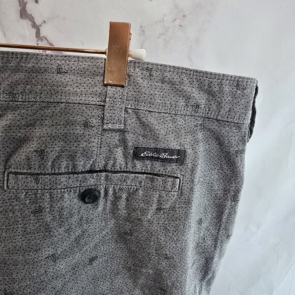 Eddie Bauer Shorts Mens 38 Light Gray Fish Print Cotton Bermuda Chino Camp - Picture 10 of 11